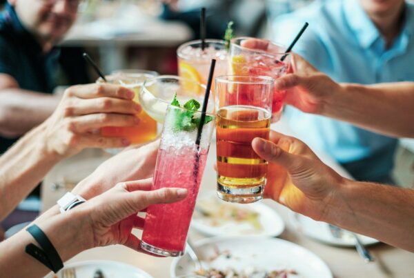 Cocktails drinken