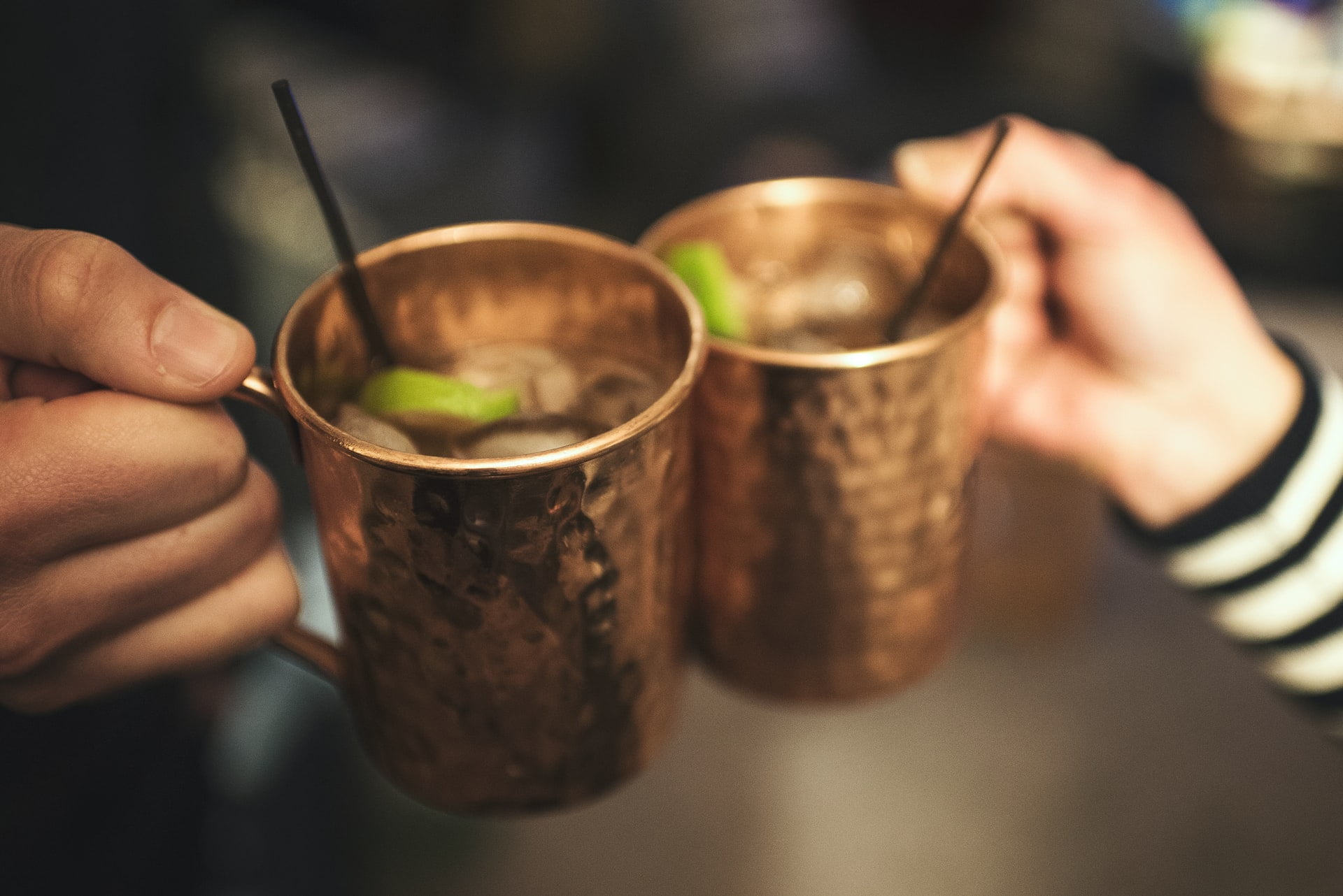 Welke cocktail wordt geserveerd in een koperen beker?