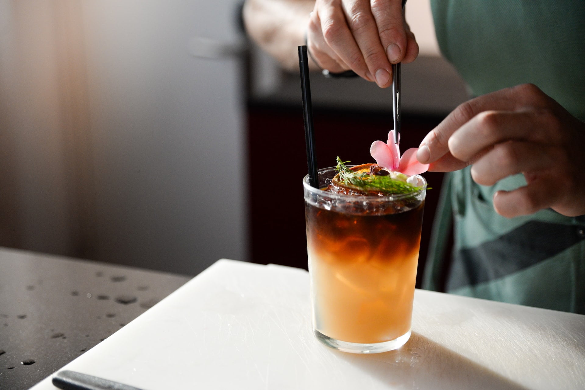 Hoe ontstaan laagjes in een cocktail? Dit is hoe je dat doet