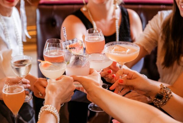 Zo organiseer je een geslaagde cocktailavond met een klein budget