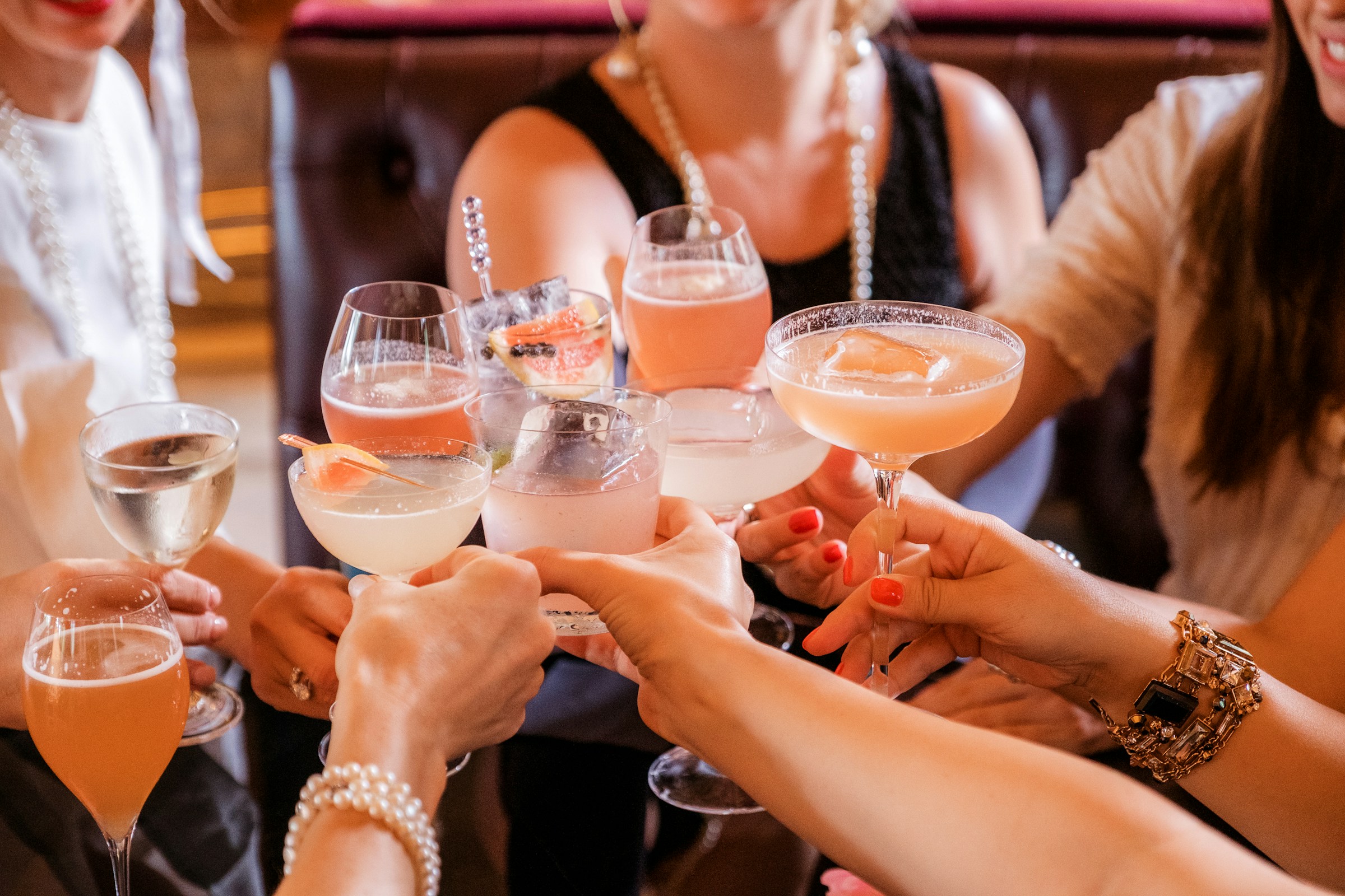 Zo organiseer je een geslaagde cocktailavond met een klein budget