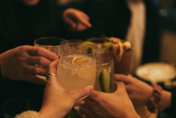 12 Vooraf te bereiden batchcocktails voor feesten met exacte verhoudingen voor 1, 6 en 12 porties