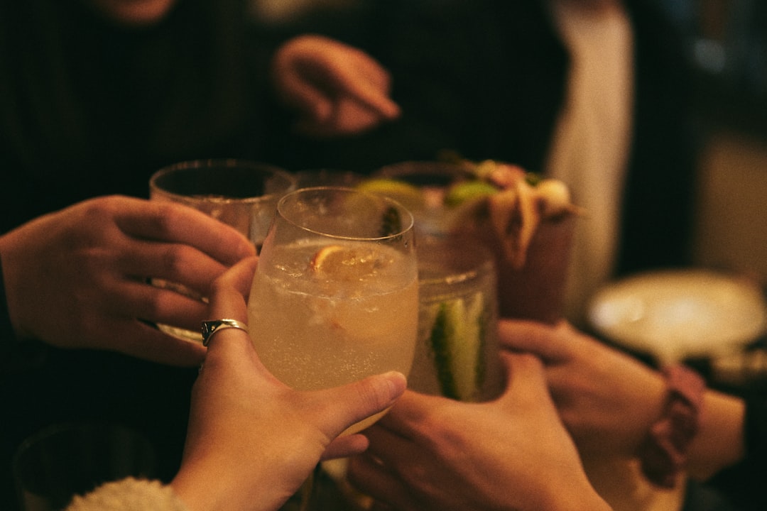 12 Vooraf te bereiden batchcocktails voor feesten met exacte verhoudingen voor 1, 6 en 12 porties